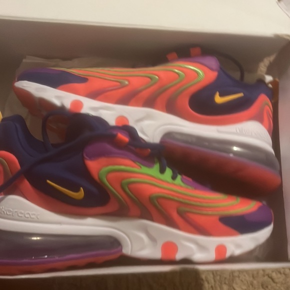Air Max 270 React Eng , Size 8 - Picture 6 of 6